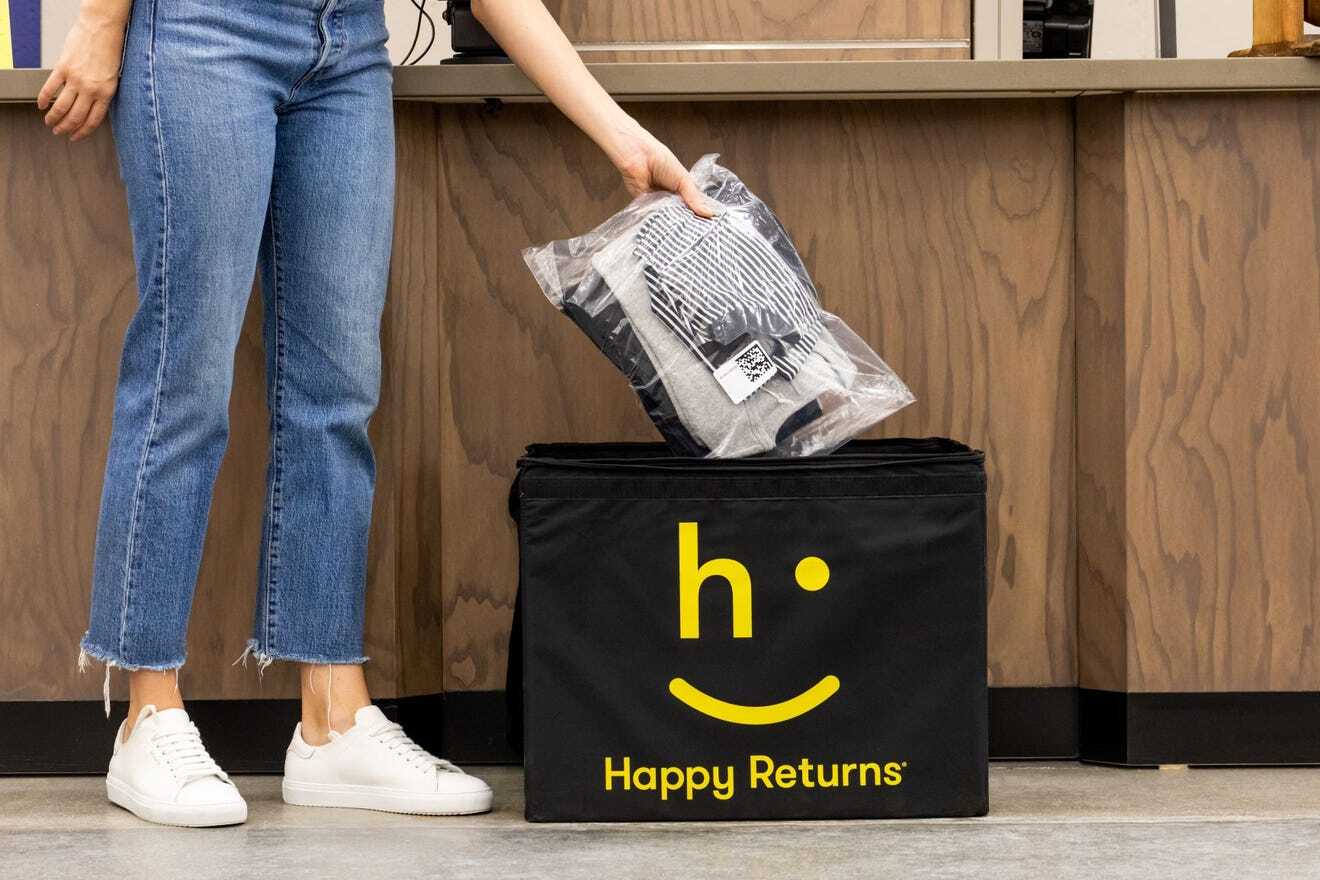 https://reports.fashionforgood.com/wp-content/uploads/2021/04/1cc4b74b-3c6a-4c8f-9ad4-be68928074e6-reusable_shipping_tote_with_aggregated_returns-1.jpg